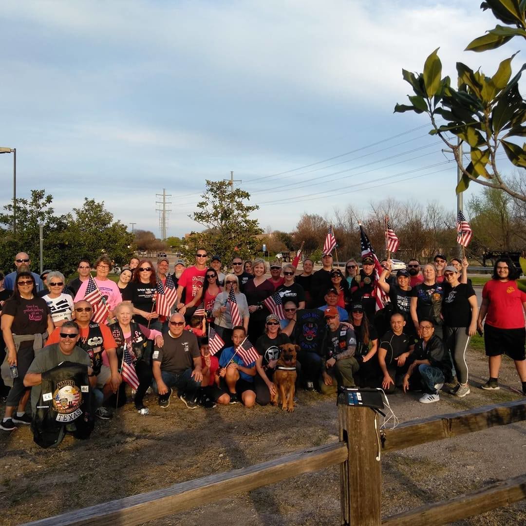 Hands across the bridge honors veterans, first responders